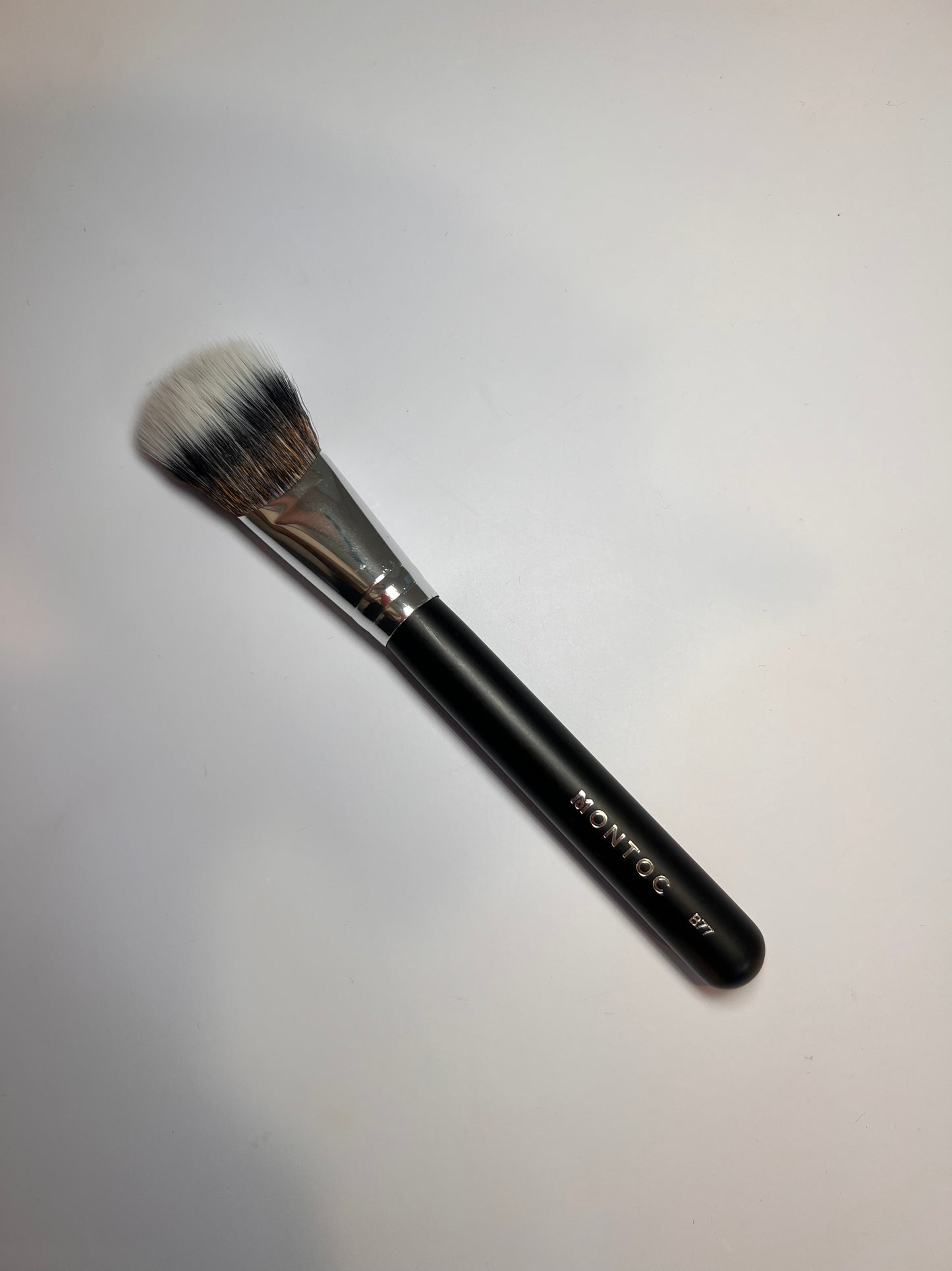 Brocha b77 para productos líquidos y en crema Montoc